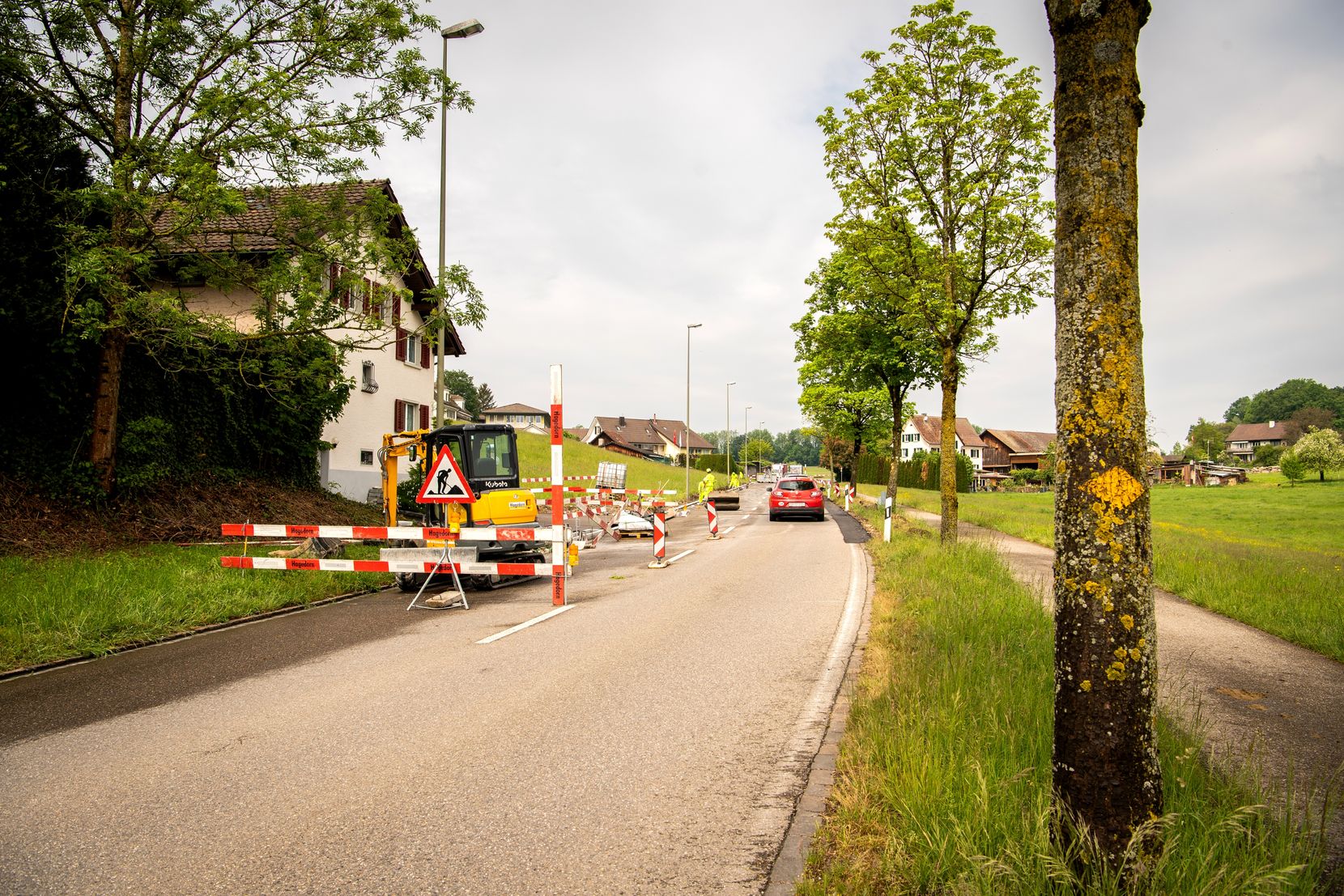 Eine gesperrte Landstrasse, die in ein Dorf führt.