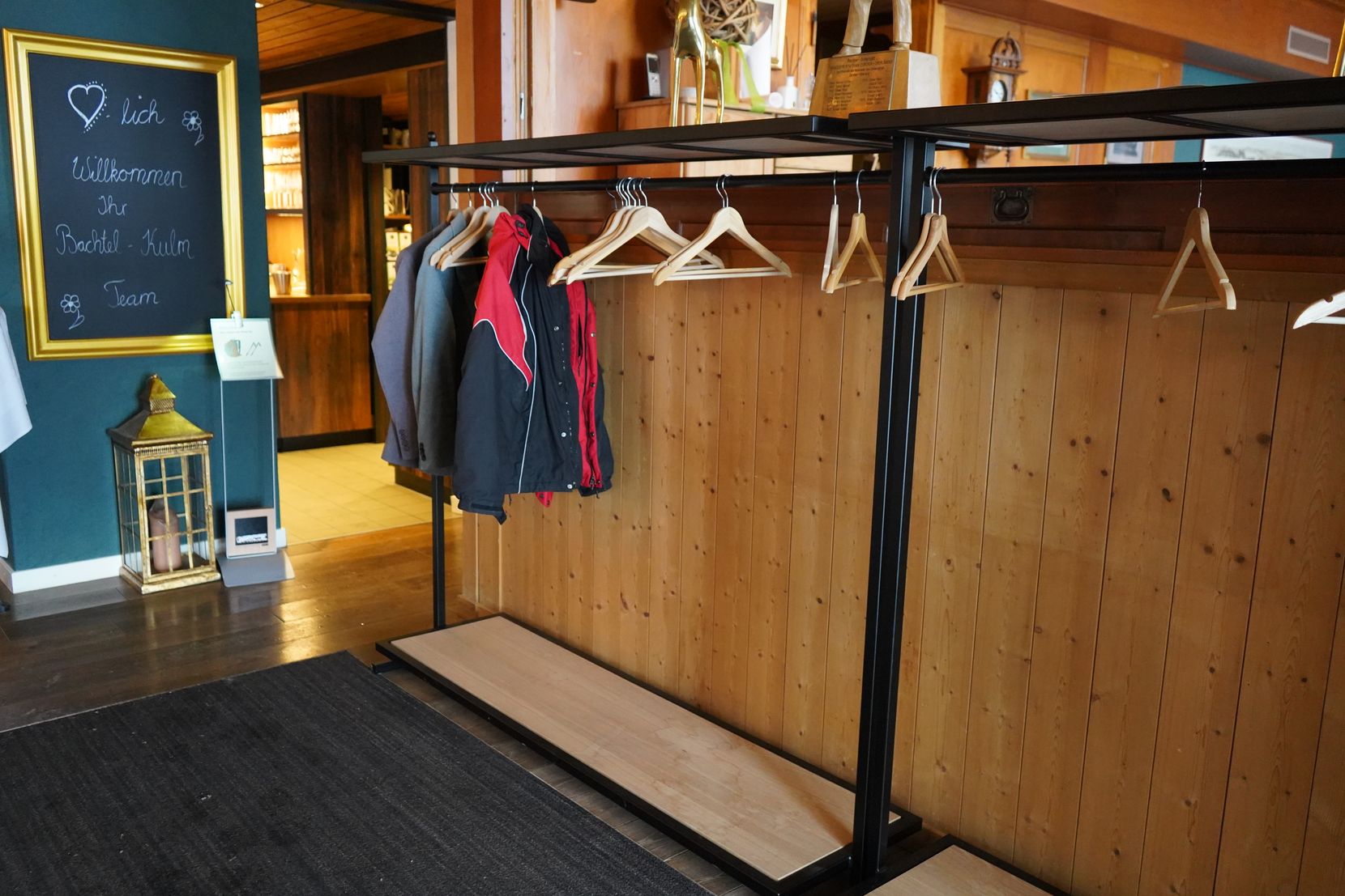 A4 Blatt, das darauf hinweist, dass Rucksäcke und Stöcke in der Garderobe deponiert werden sollen. 