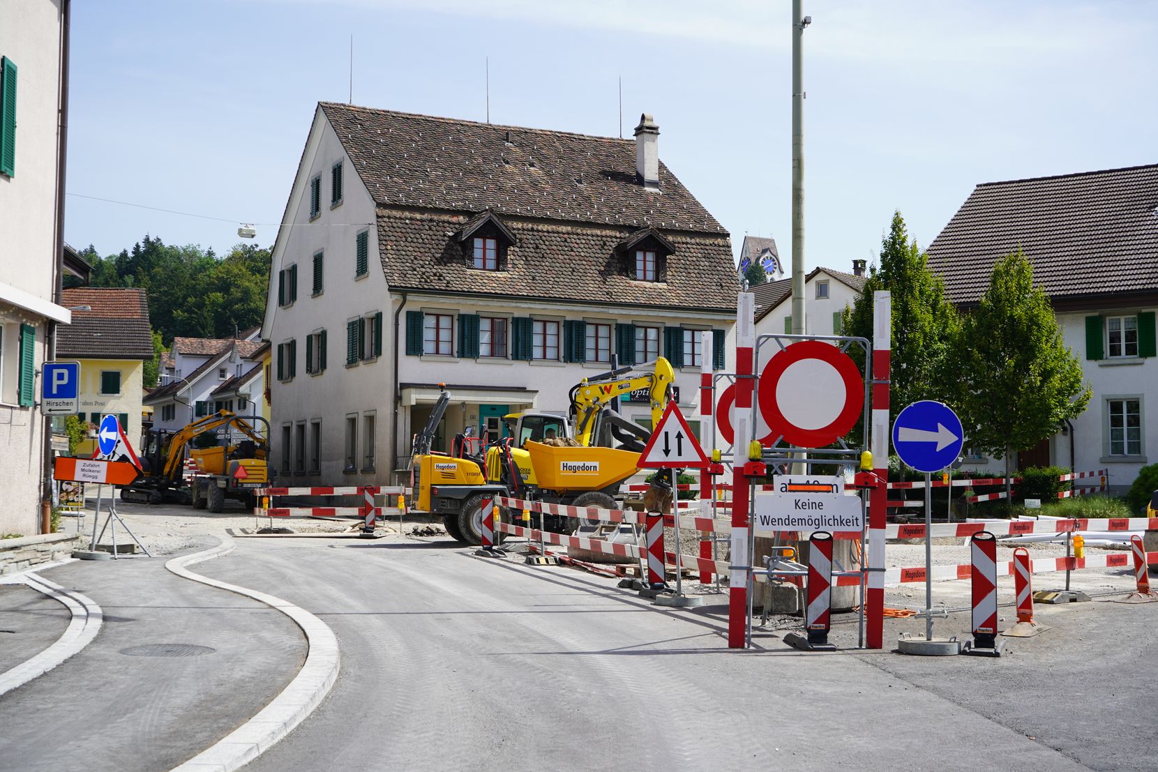 Bauarbeiten und Strassensperrungen im Hinwiler Dorfzentrum.