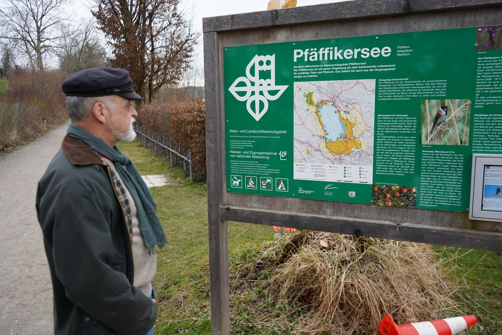 Andreas Streiff blickt auf eine Karte des Pfäffikersees.