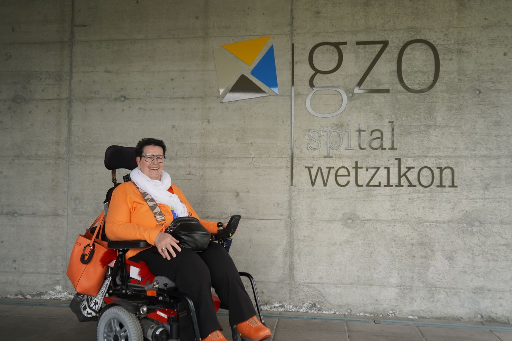 Irene Stadler vor dem GZO-Logo in Wetzikon.