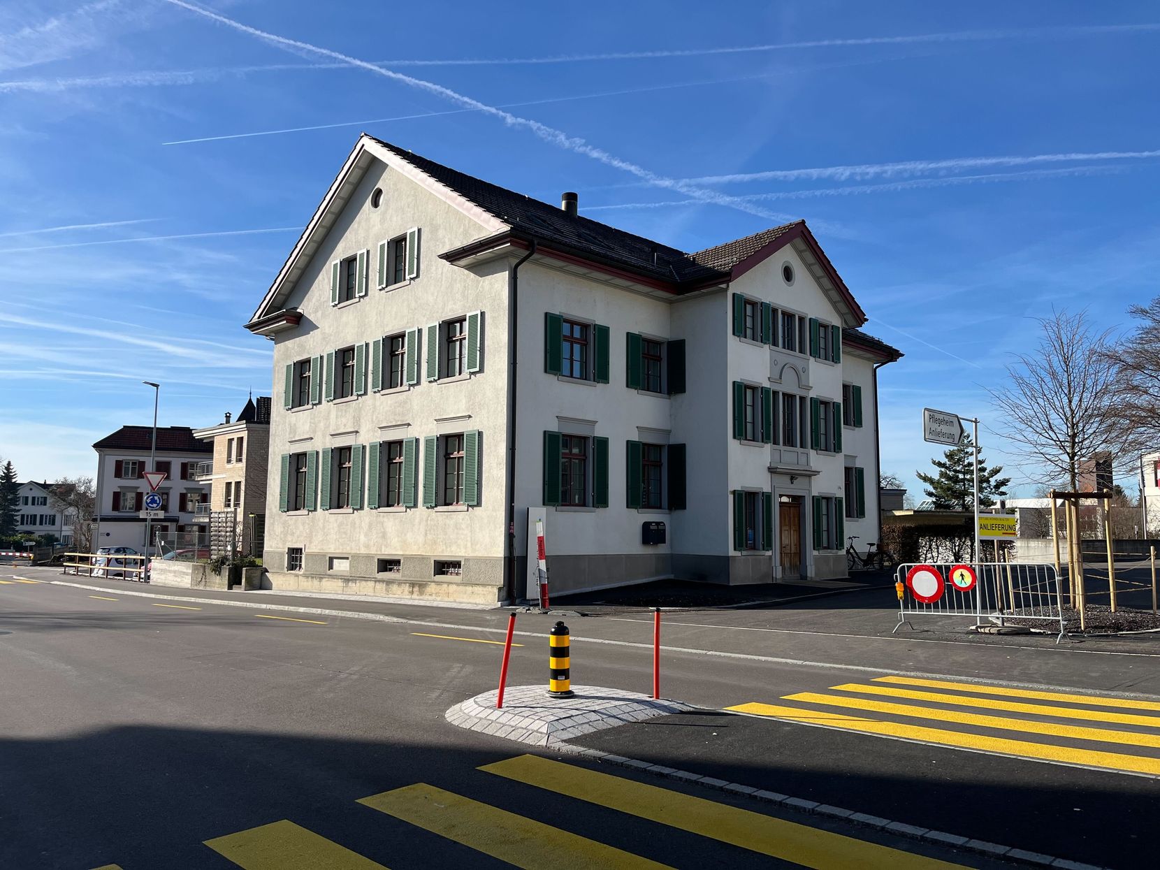 Aussenansicht des Gebäudes der Schulverwaltung von Hinwil im Januar 2024.
