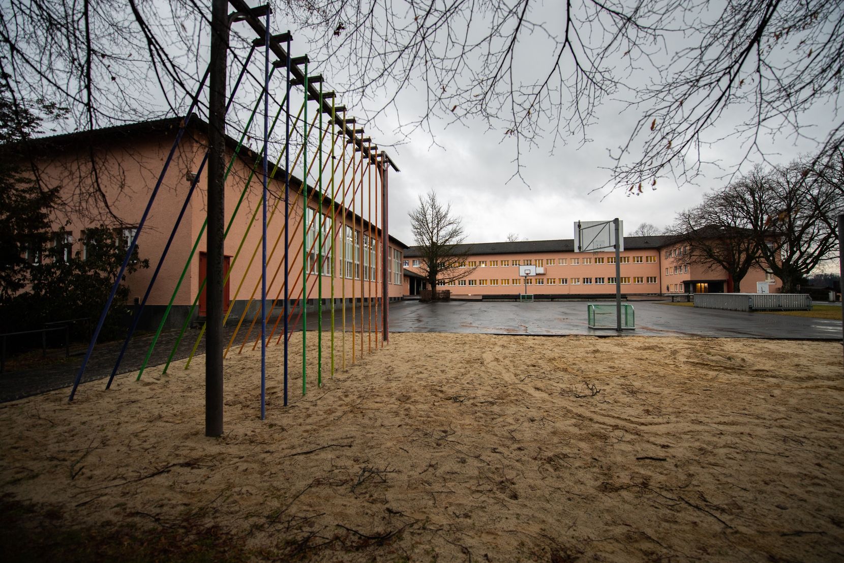 Aussenansicht der Schule Guldisloo in Wetzikon mit Sportplatz.