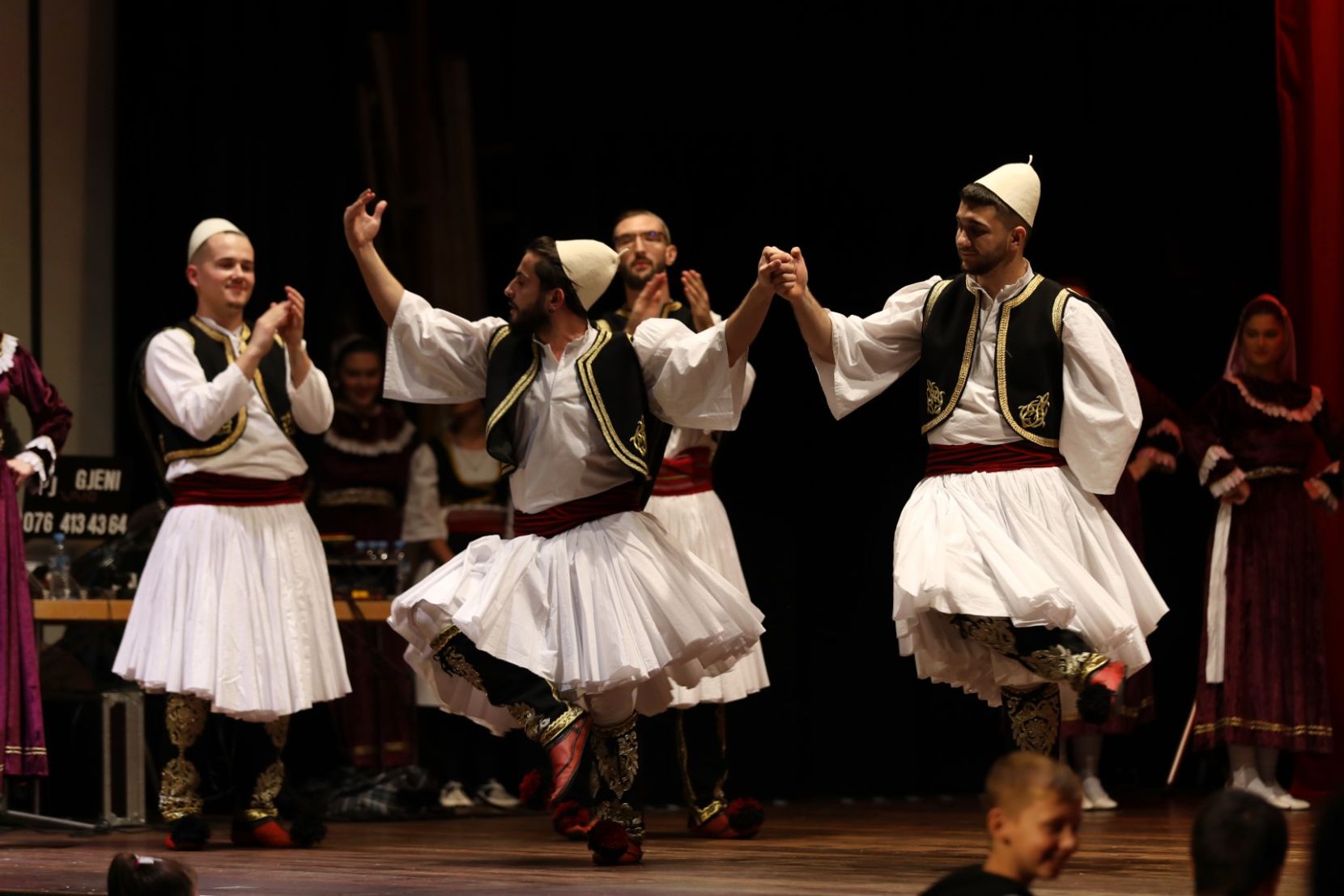 Auf dem Bild sind Tänzer zu sehen, die traditionell albanisch tanzen.