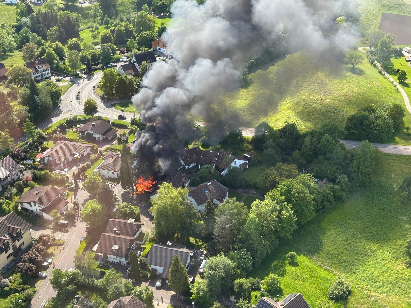 Luftaufnahme eines Brands in Grüningen.
