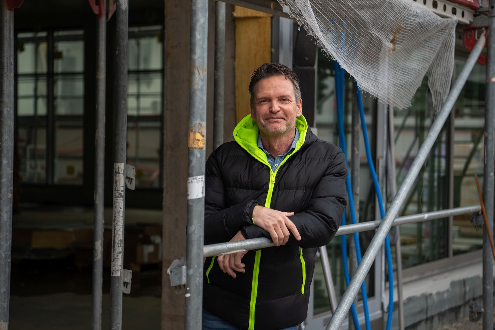 Dani Sigel, CEO der Zürcher Oberland Medien AG, posiert auf der ZO-Haus-Baustelle.