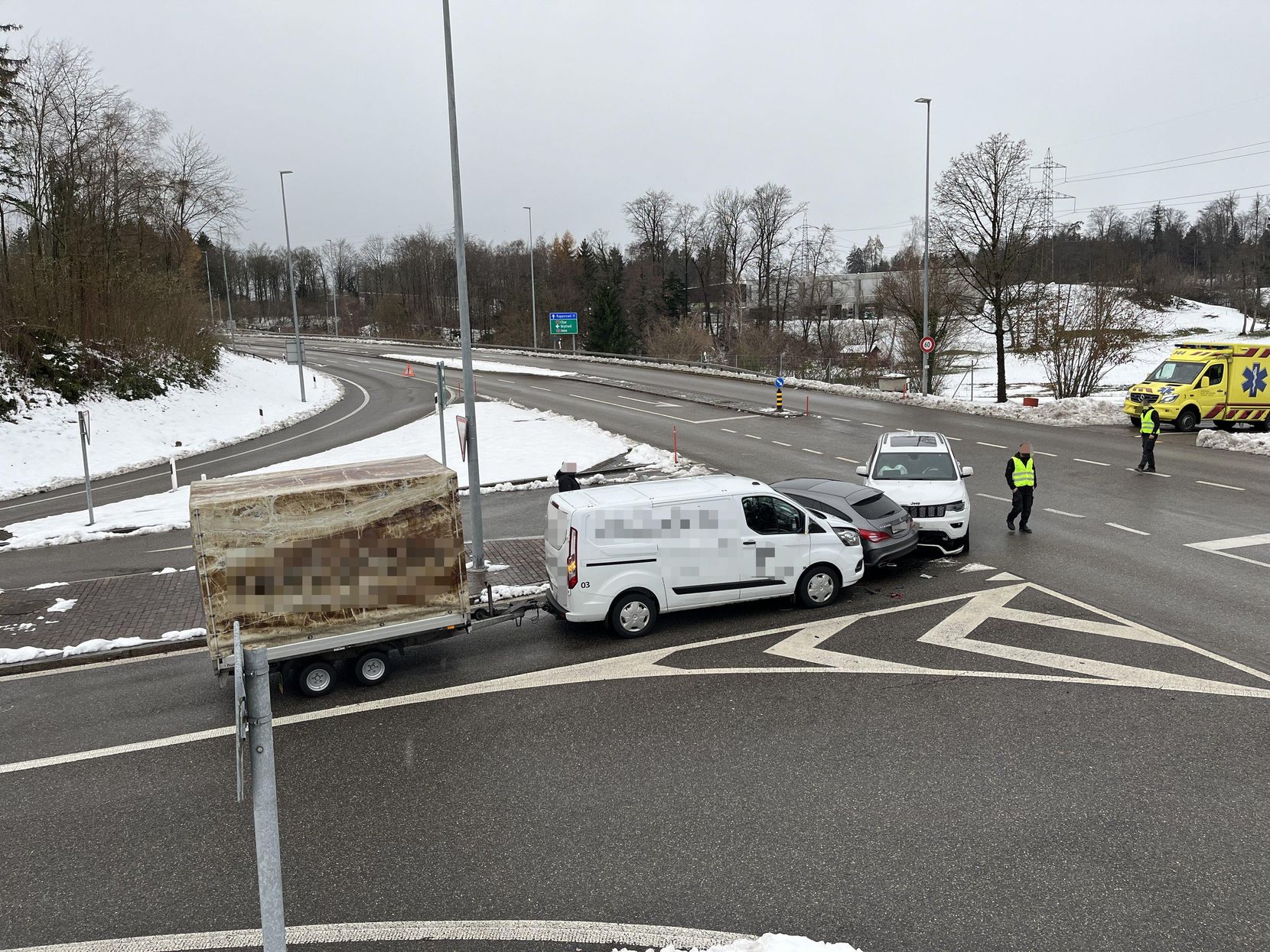 Unfall zwischen drei Autos auf der Strasse zwischen Rüti und Rapperswil.