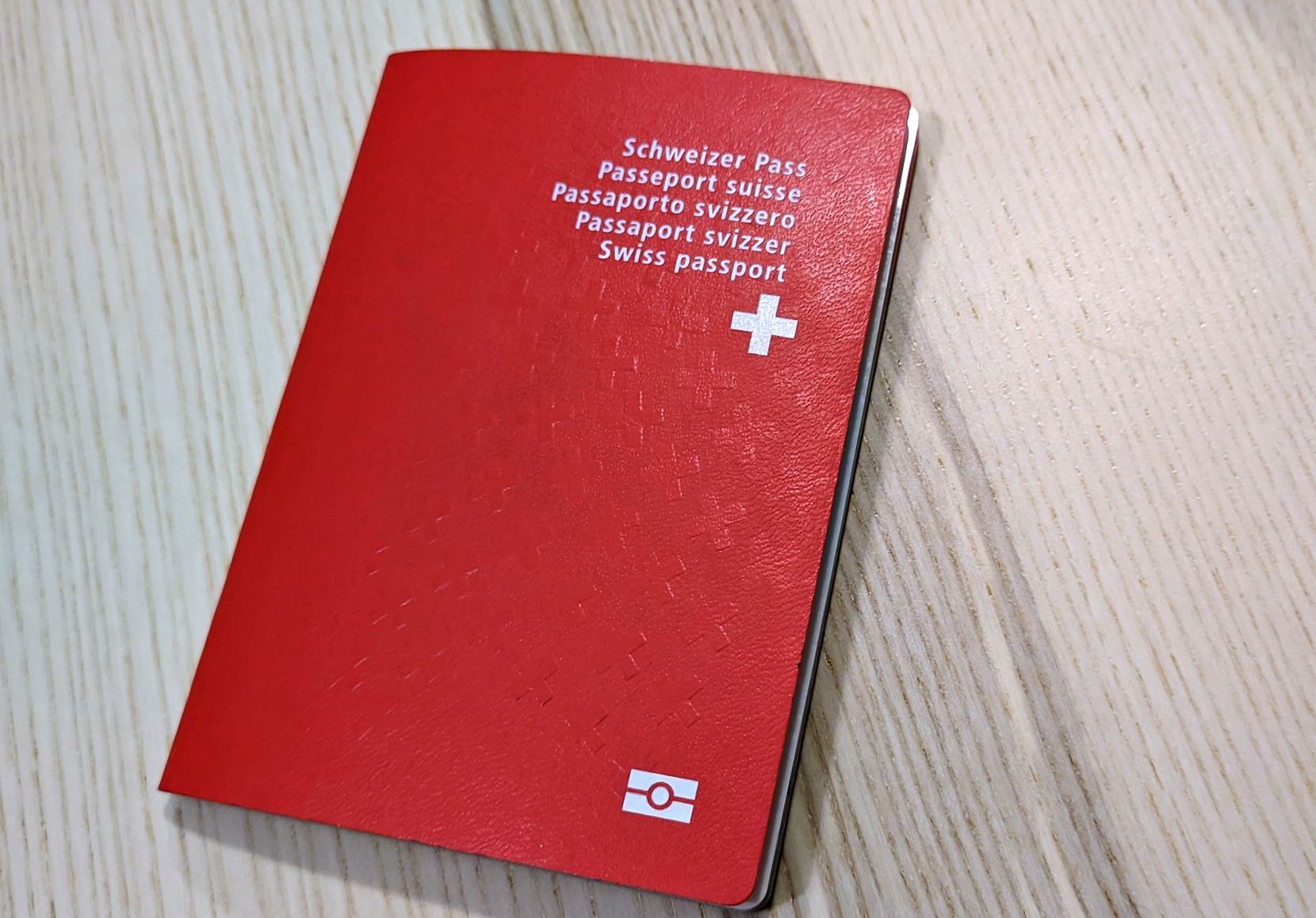 Man sieht einen roten Schweizer Pass.