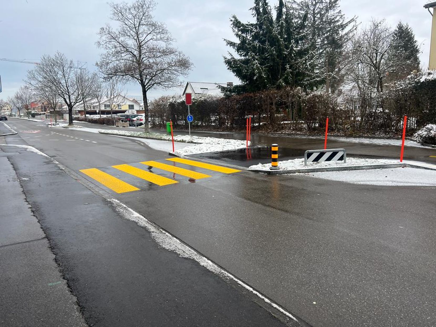 Man sieht einen Fussgängerstreifen.