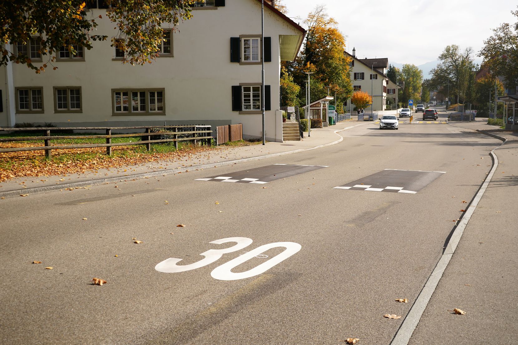 Auf dem Foto sieht man eine grosse Zahl 30 auf der Strasse, die die Tempo-30-Zone signalisiert.