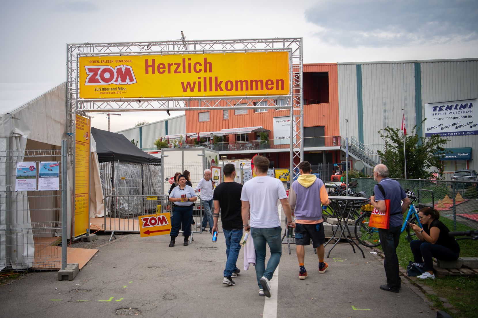 Eingang der ZOM 2022 mit gelbem Banner.