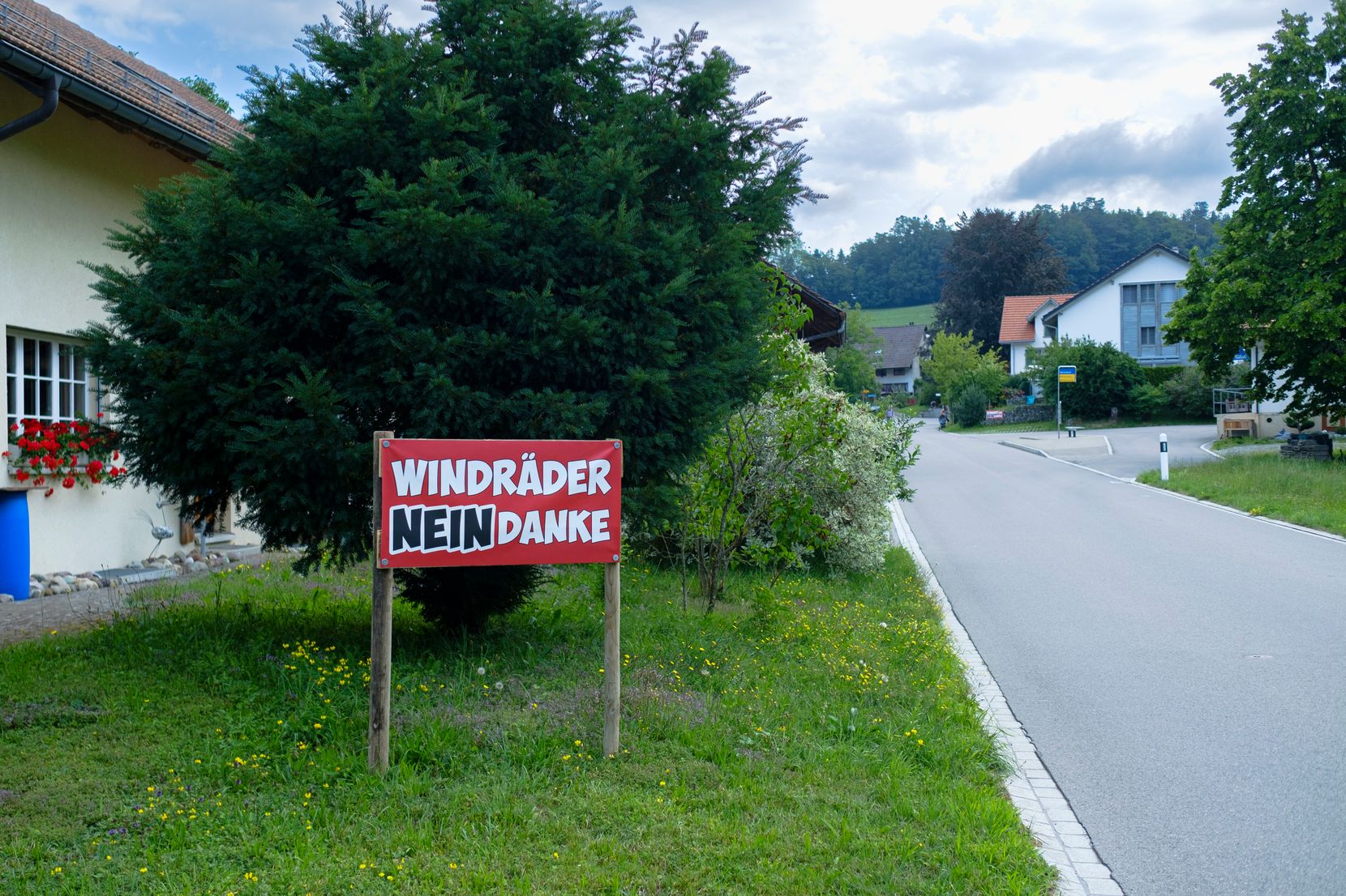 Ein Transparent mit der Aufschrift «Windräder Nein Danke».