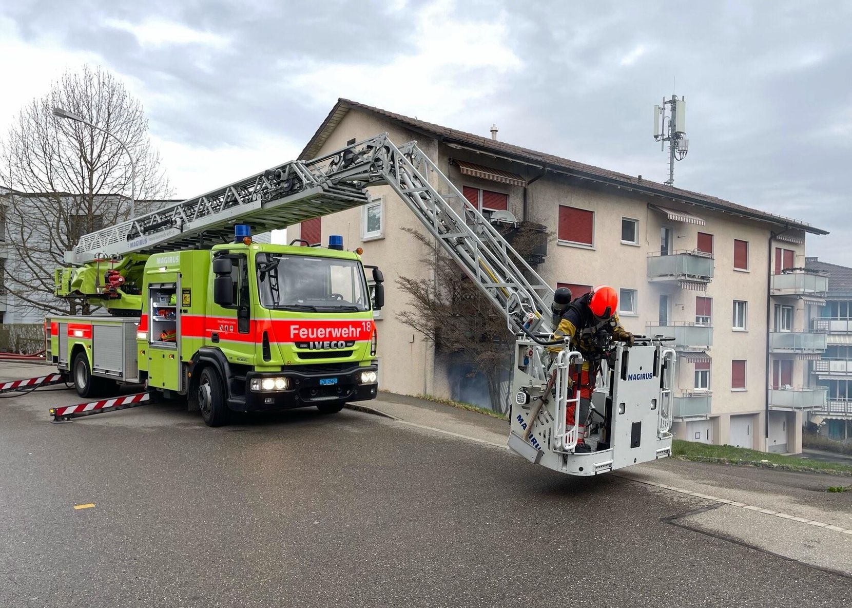 Ein Feuerwehrauto vor einem Mehrfamilienhaus in Effretikon.