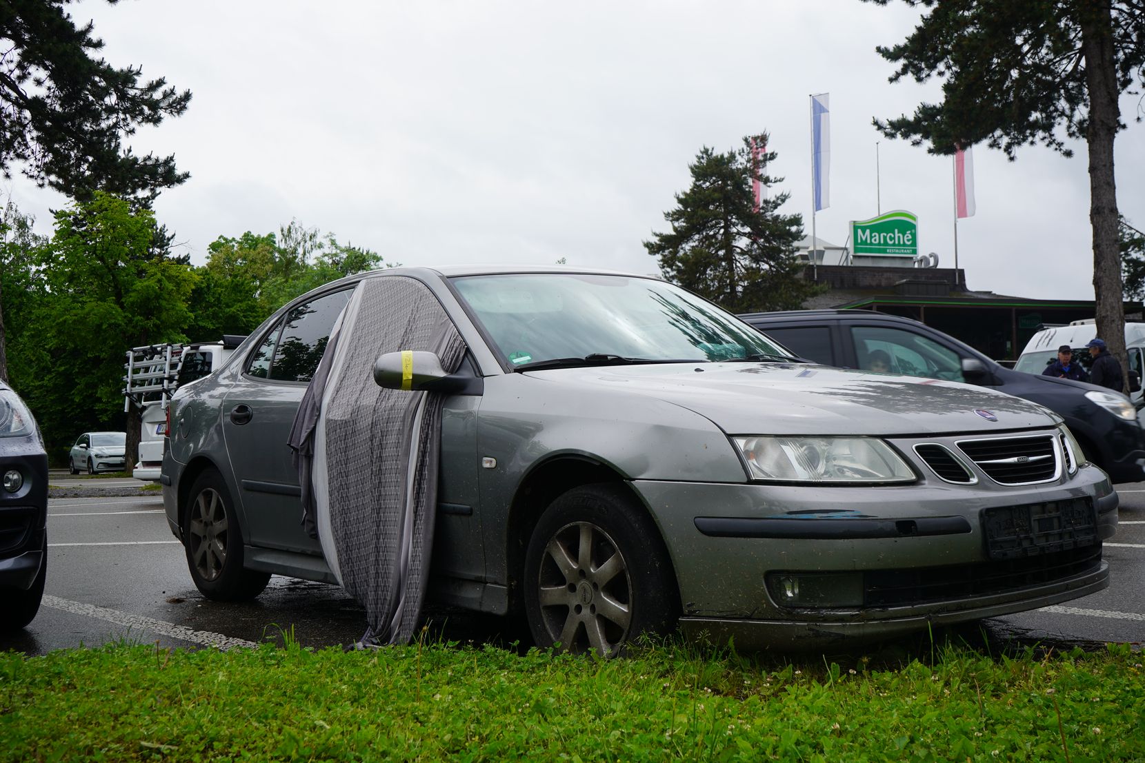 Aufnahme des verlassenen Autos auf der Autobahnraststätte in Kemptthal.