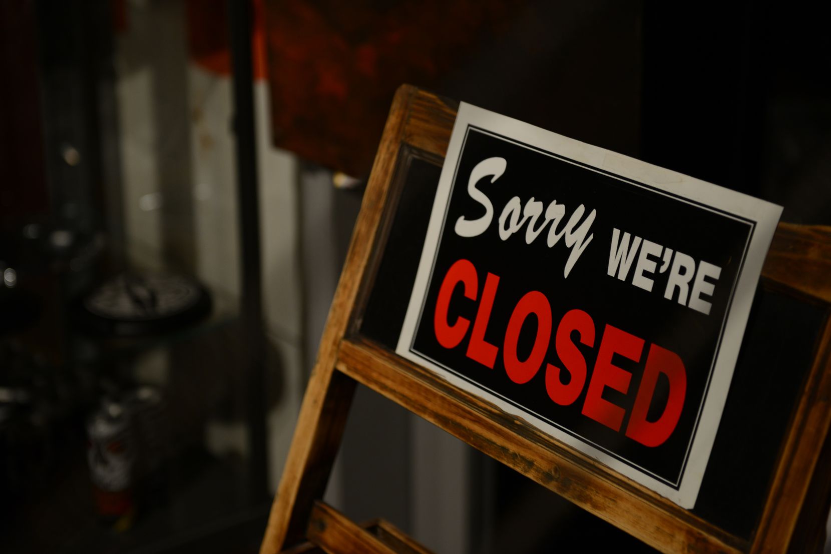 Ein Schild auf dem steht «Sorry we’re closed». 