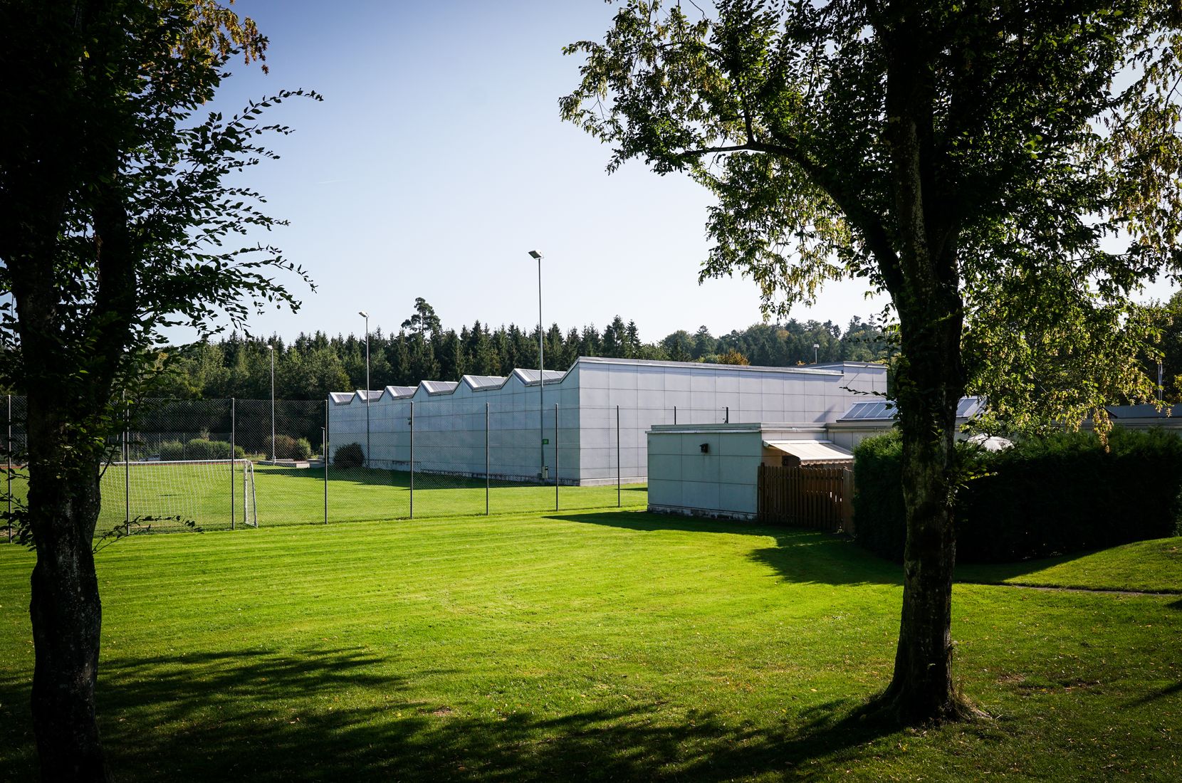 Sicht auf die Sportanlagen Eselriet in Illnau-Effretikon mit Fussballplatz und Sporthallen. 