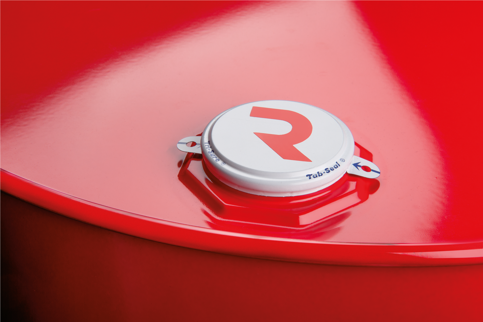 Ein rotes Ölfass mit einem stilisierten «R» für die Marke Roxor.