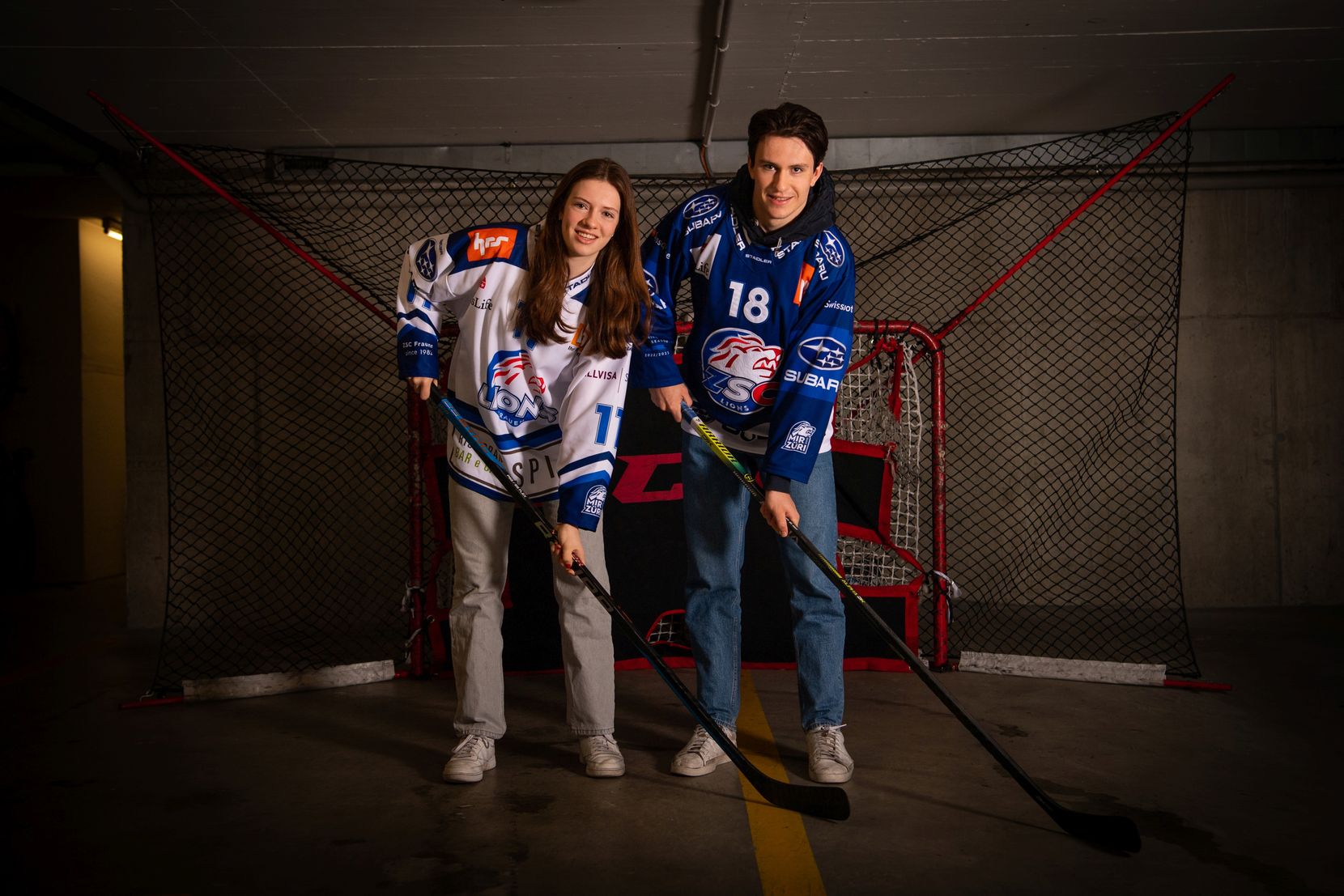 Die Hockey-Geschwister Alessia und Nicolas Baechler bei sich zu Hause.n28.4.2023