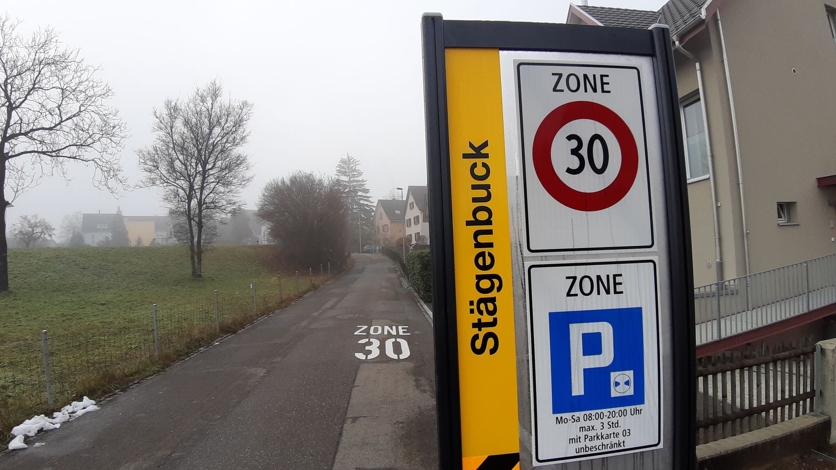 Beschilderte Tempo-30-Zone in einem Quartier, Winterszenerie. 