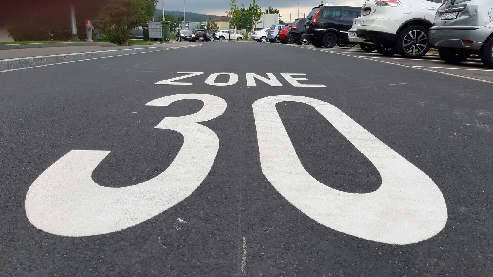 Tempo-30-Markierung auf einer frisch asphaltierten Quartierstrasse.