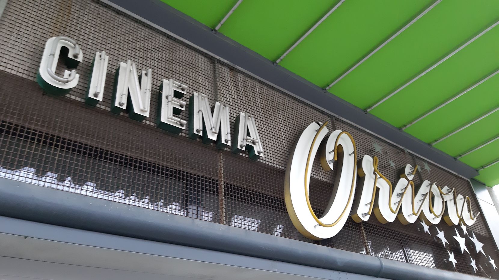 Leuchtschrift «Cinema Orion».