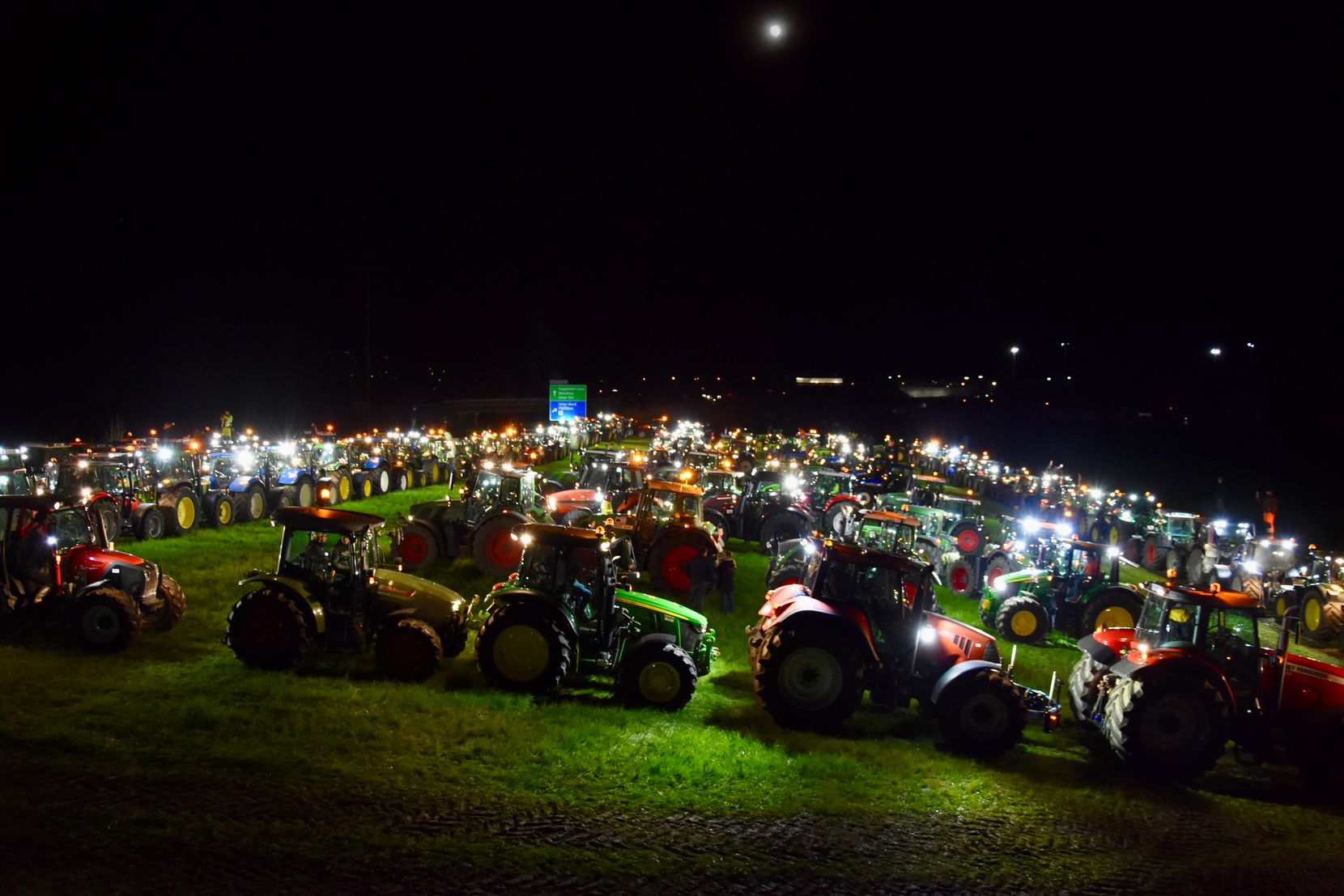 Rund 200 Traktoren fuhren am Montagabend, 25. März 2024, auf einer grossen Wiese nahe des Weilers Winikon bei Uster auf und formierten sich.