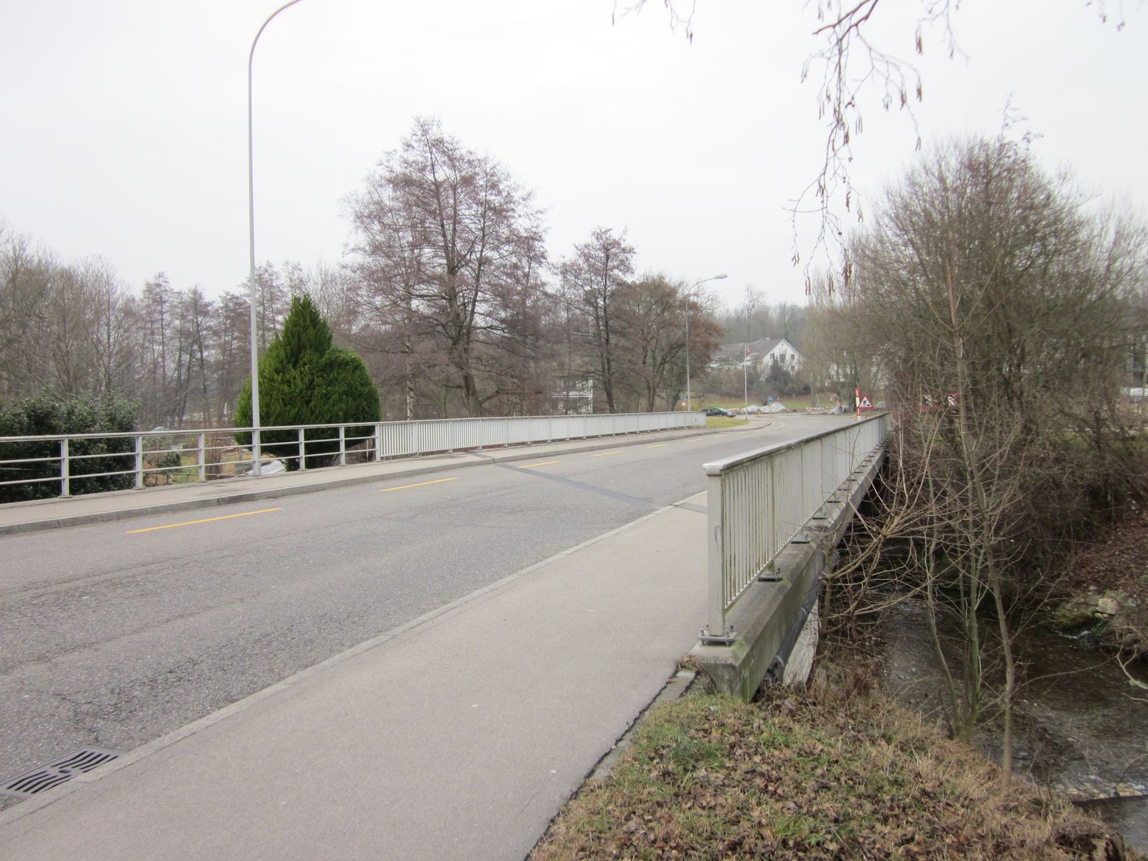 Die Aabachbrücke führt über den Aabach in Niederuster im Zürcher Oberland.