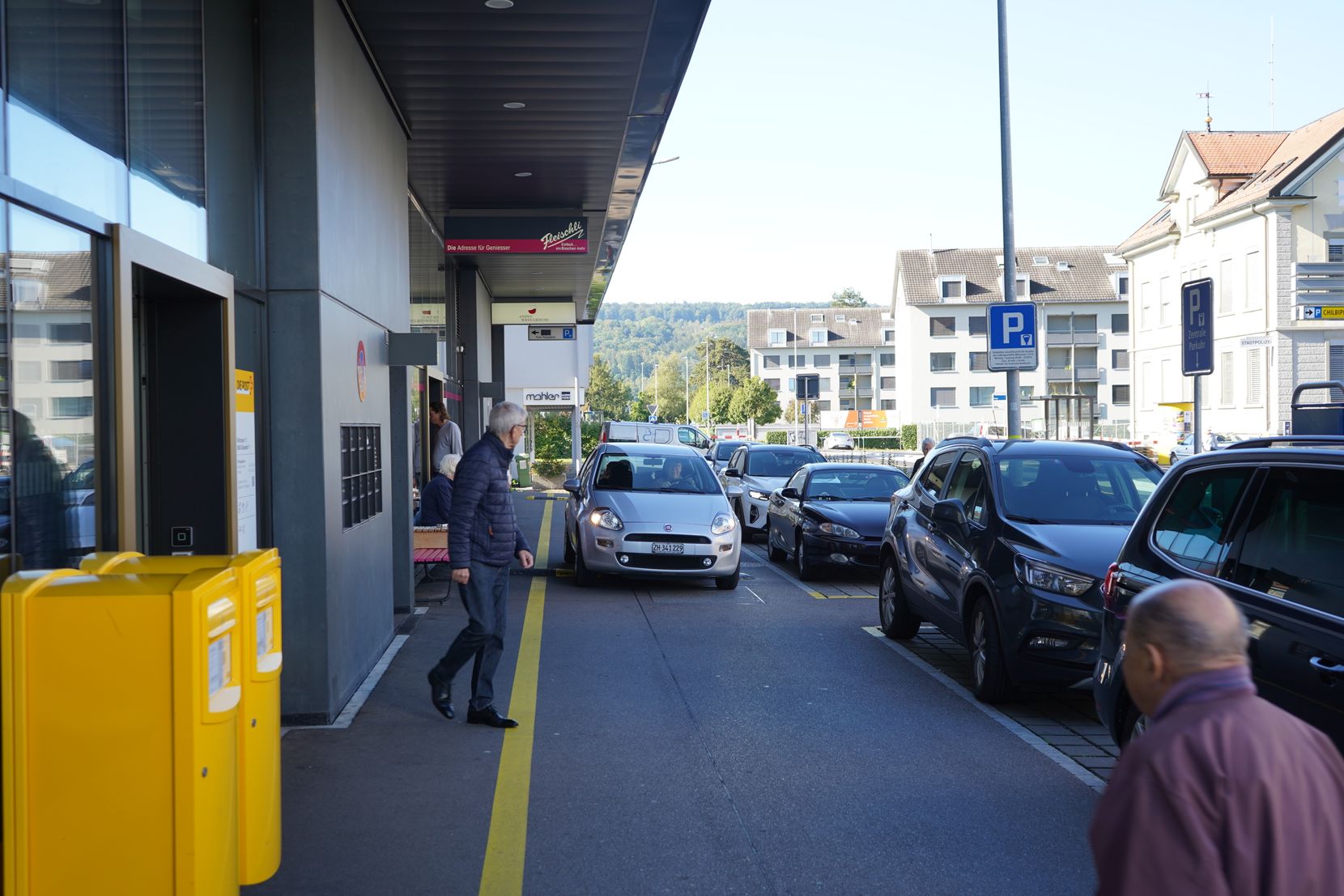 Peter Anderegg gefährliche Durchfahrt und Parkplätze bei der Post Dübendorf