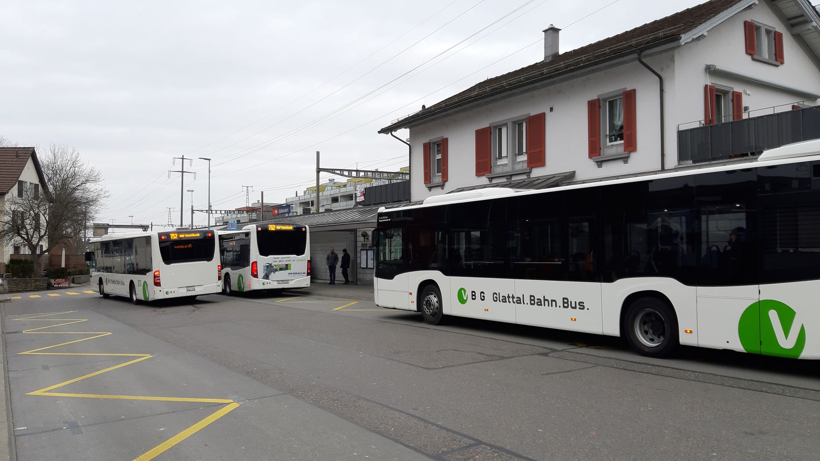 Bushaltestellen beim Bahnhof Dübendorf, wo sich die Busse gegenseitig behindern. 