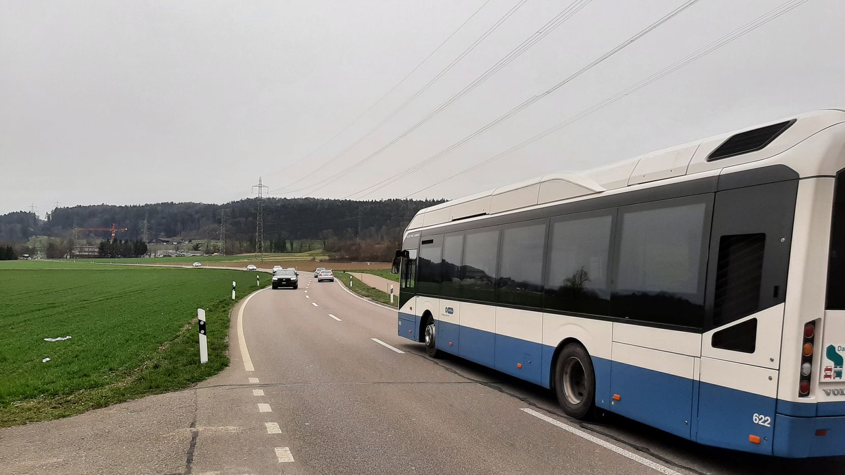Autos und Bus fahren auf einer Landstrasse