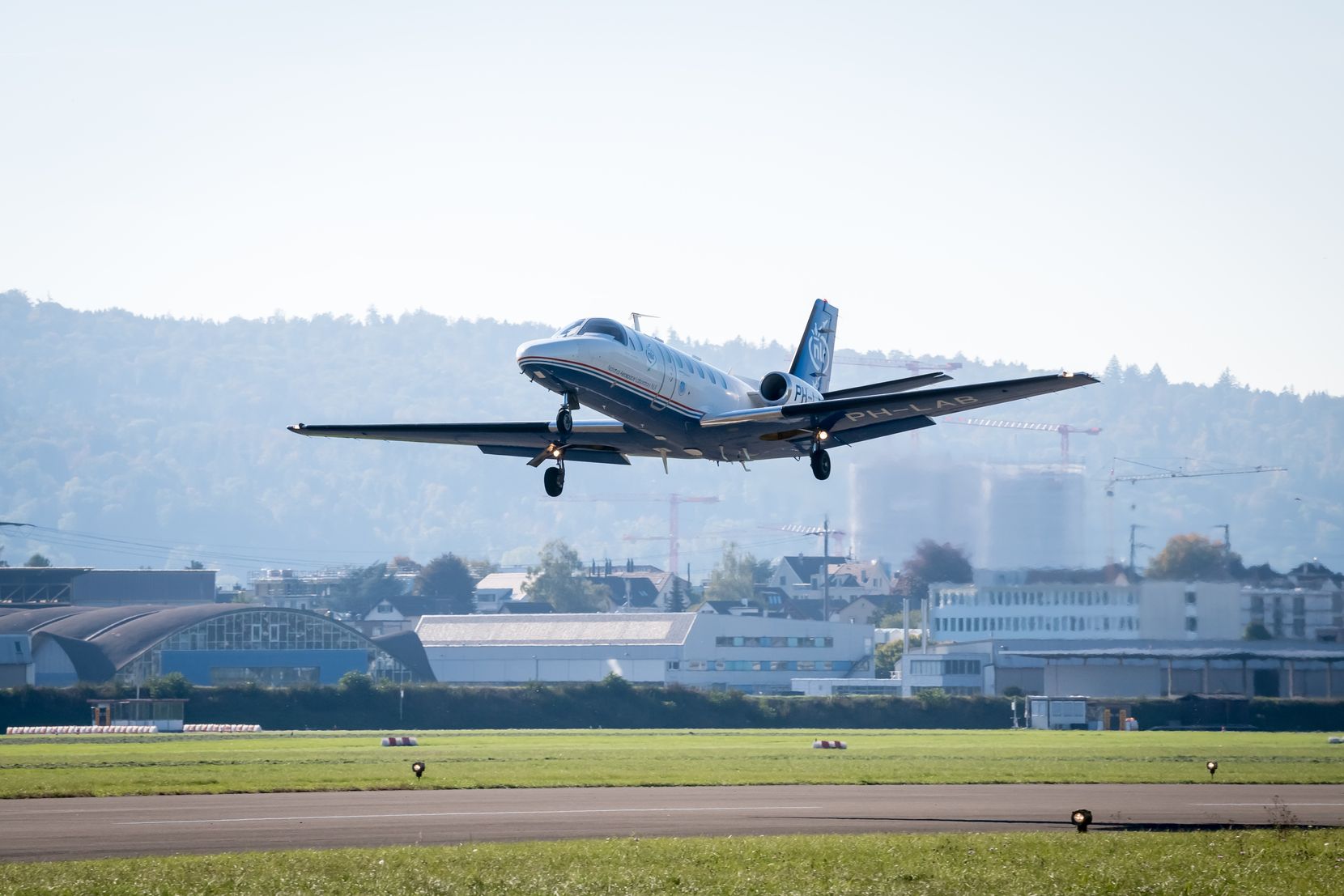 Ein Flugzeug hebt vom Flugplatz Dübendorf ab.