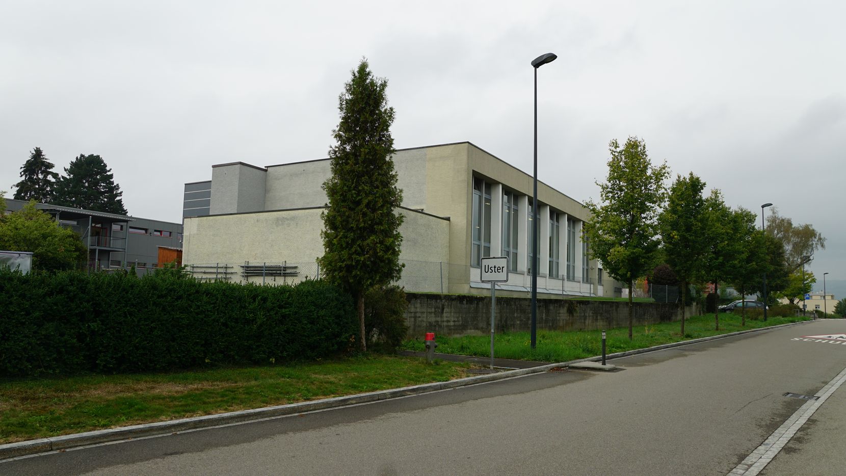 Blick auf die Turnhalle des Schulhaus Gschwader in Uster.
