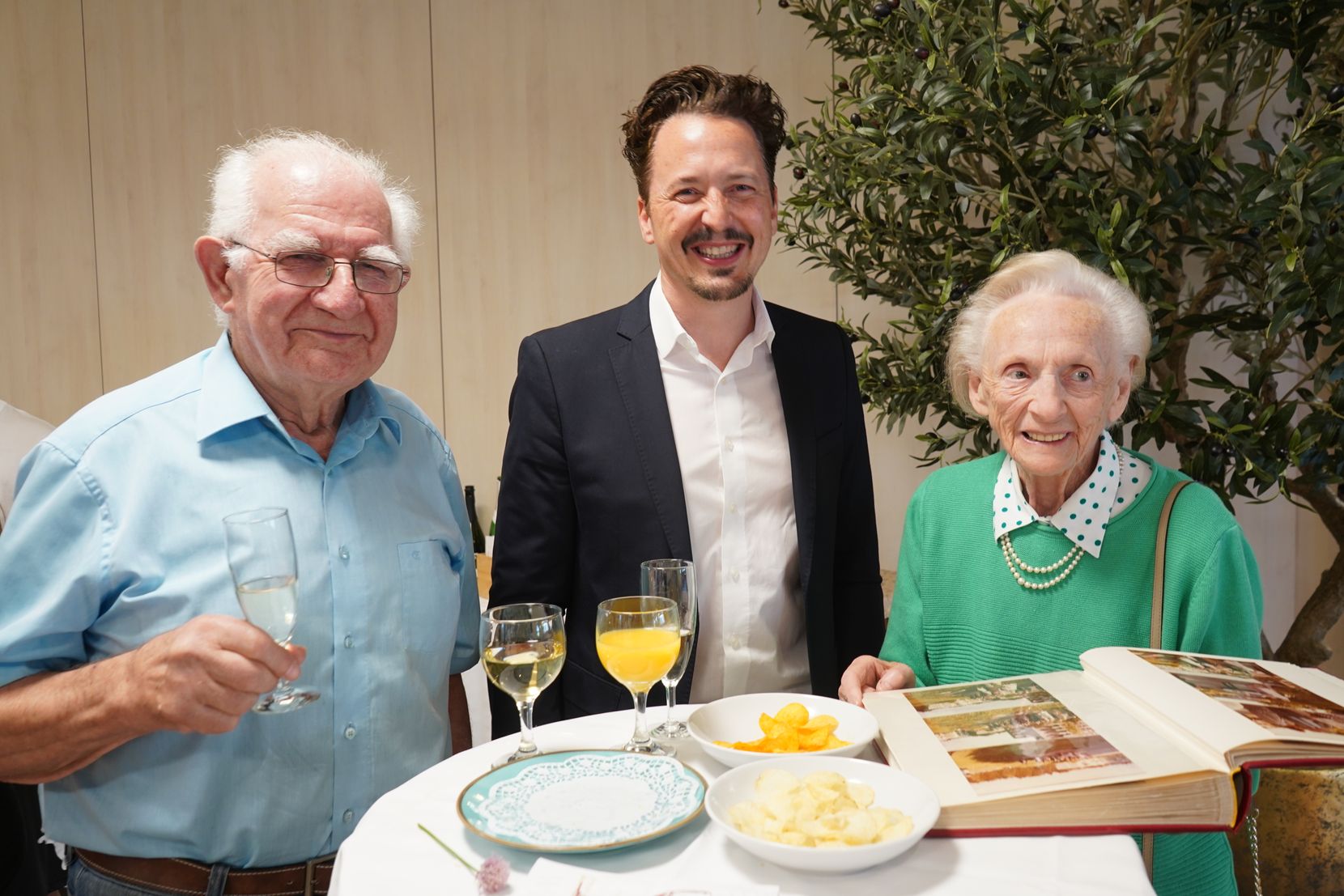 von links: Walter Fischer, Dominik Streiff (Regie) und Eva Labhart an der Premiere des Films «Der Zeit voraus» in der Zollinger Stiftung.