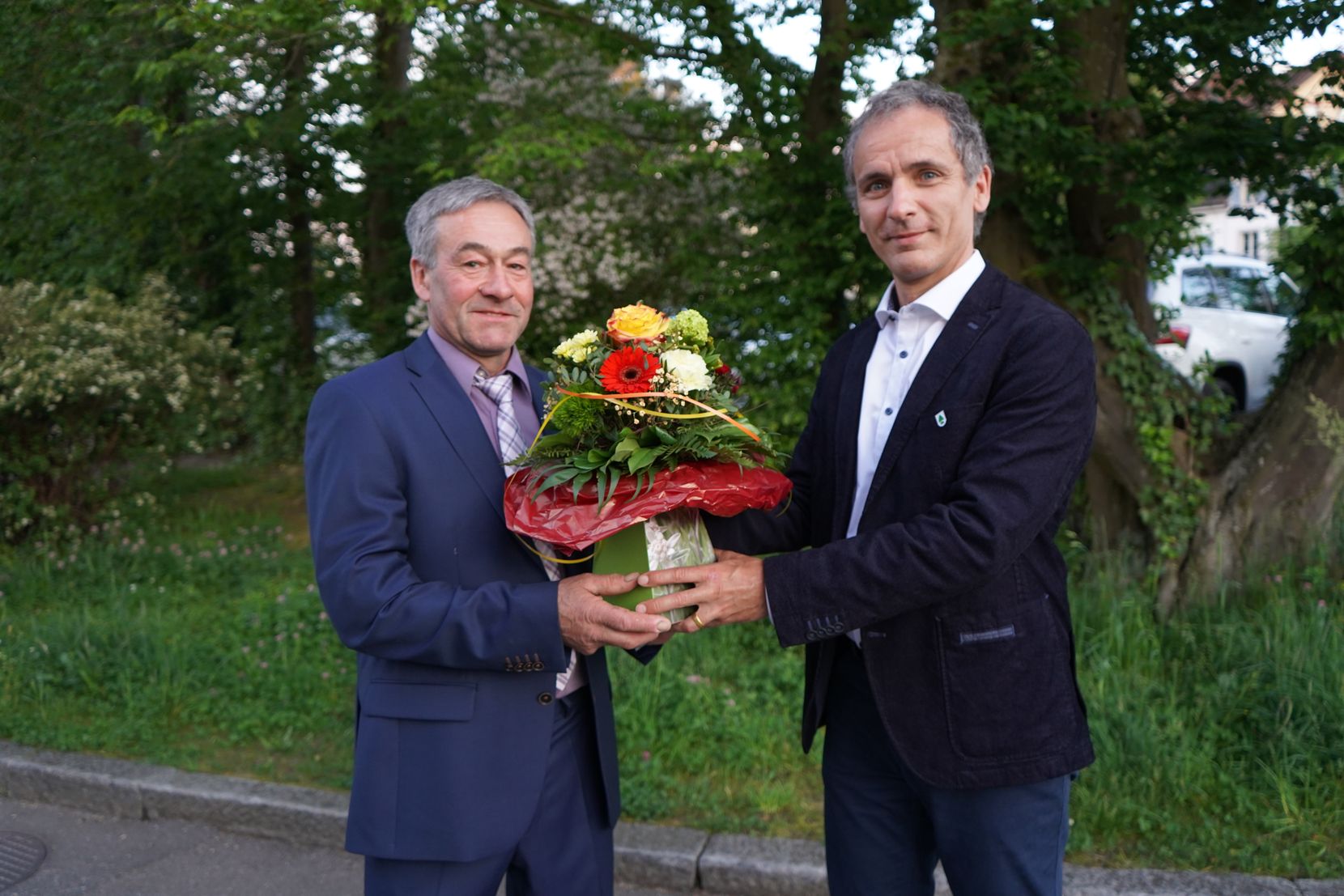 Hans Denzler (SVP, links) bekommt einen Blumenstrauss von Patricio Frei (Grüne, rechts).