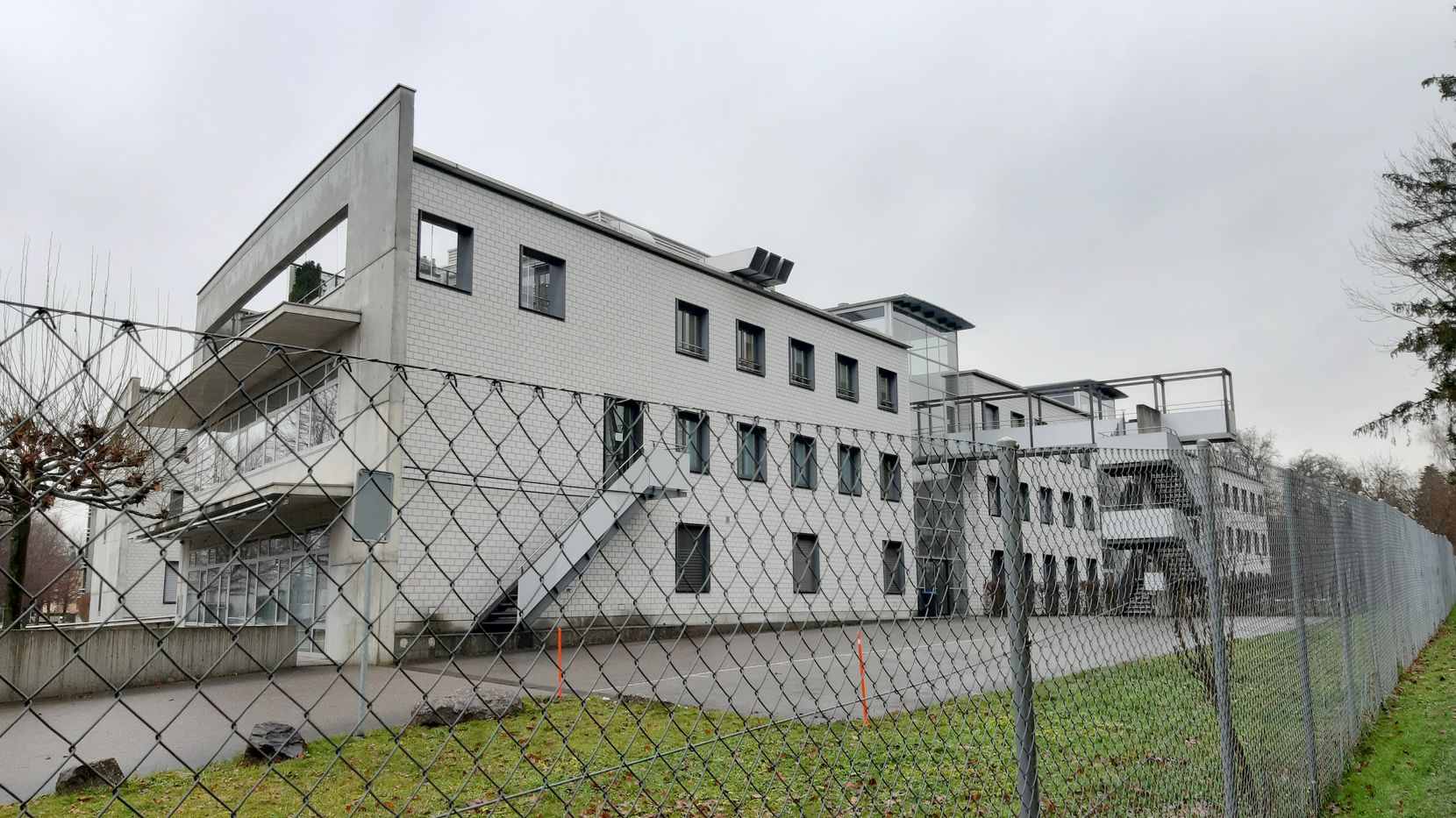 Ein graues Haus hinter einem Zaun: Es ist die Dübendorfer Kaserne. 