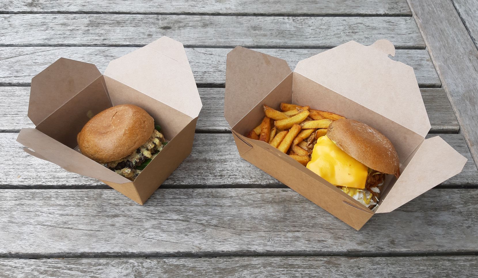 Hamburger und Pommes in einer Kartonbox.