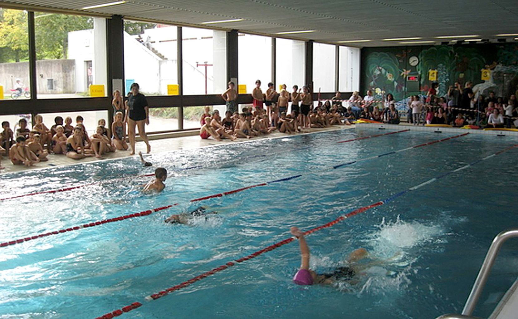 Ein Pool mit schwimmenden Kindern.