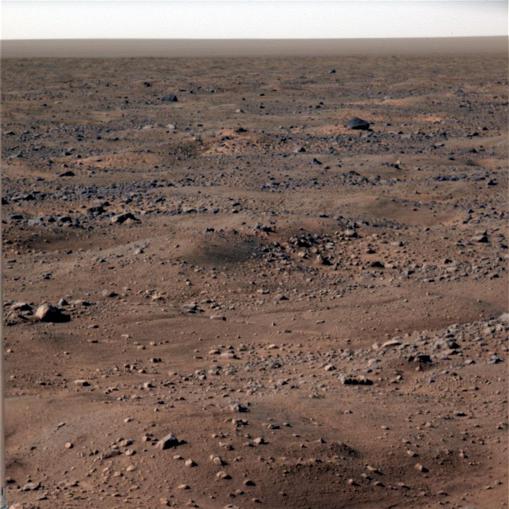 Rötlicher Sand und Steine auf der Oberfläche eines unbewohnten Planeten. 