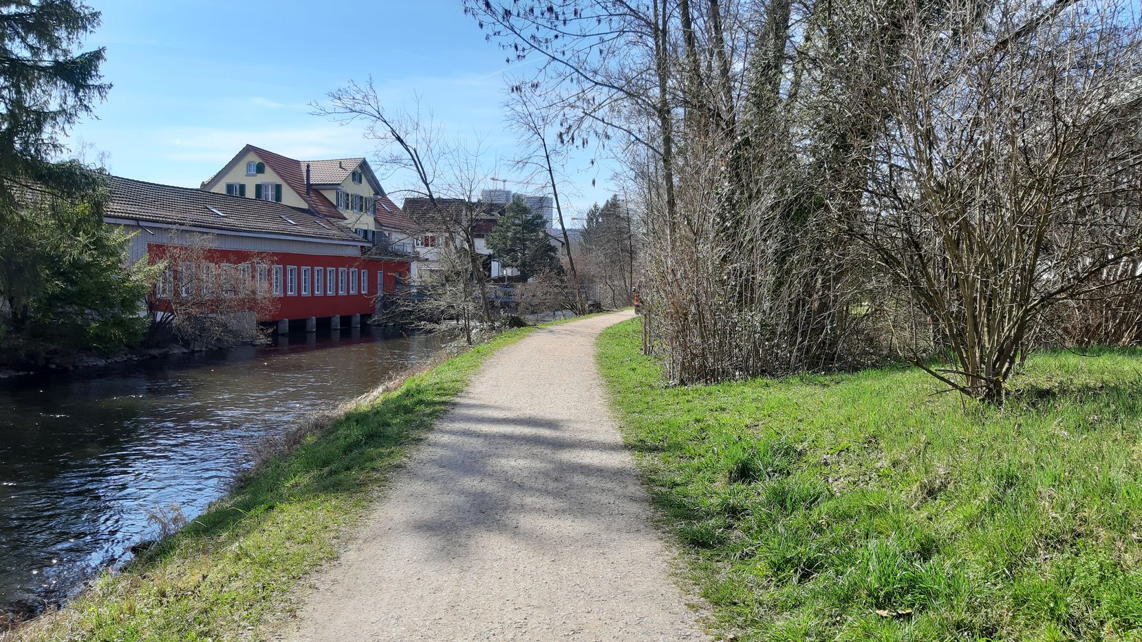 Der Weg entlang der Glatt zwischen dem Alterszentrum Tertianum und der Wallisellenstrasse in Dübendorf.