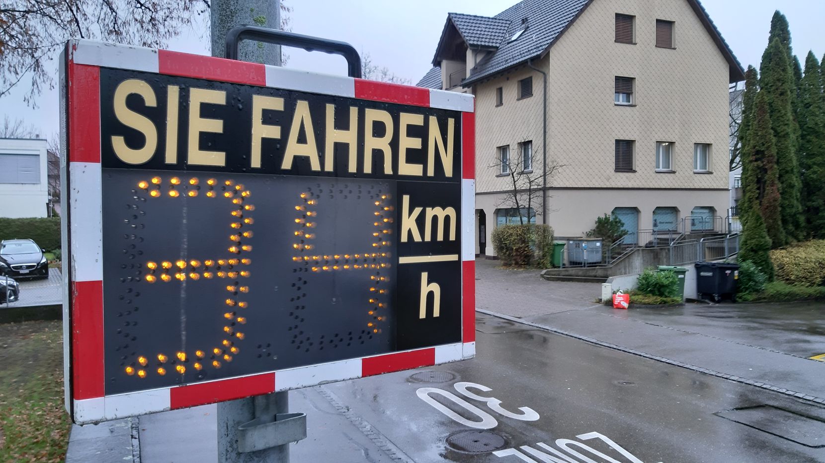 Eine Tafel, die 34 km/h anzeigt.