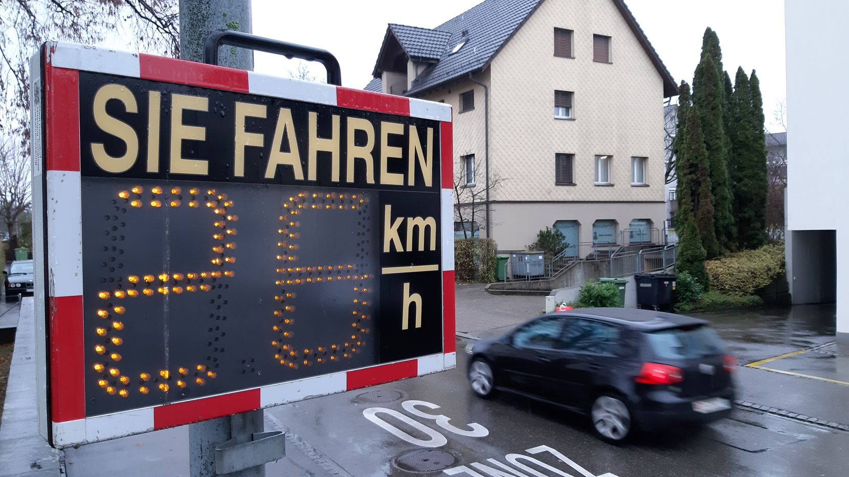 Ein Speedy Geschwindigkeitsmessgerät in der Strehlgasse. 