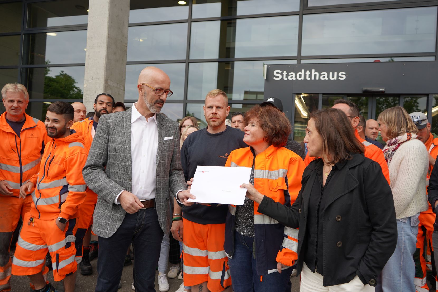 Übergabe Petition für einen vollen Teuerungsausgleich vor dem Stadthaus Dübendorf