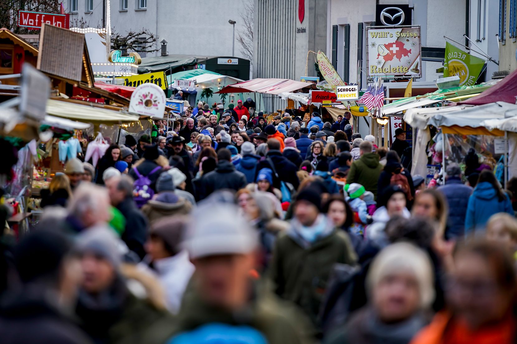 Man sieht eine Menschenmenge an einem Markt.