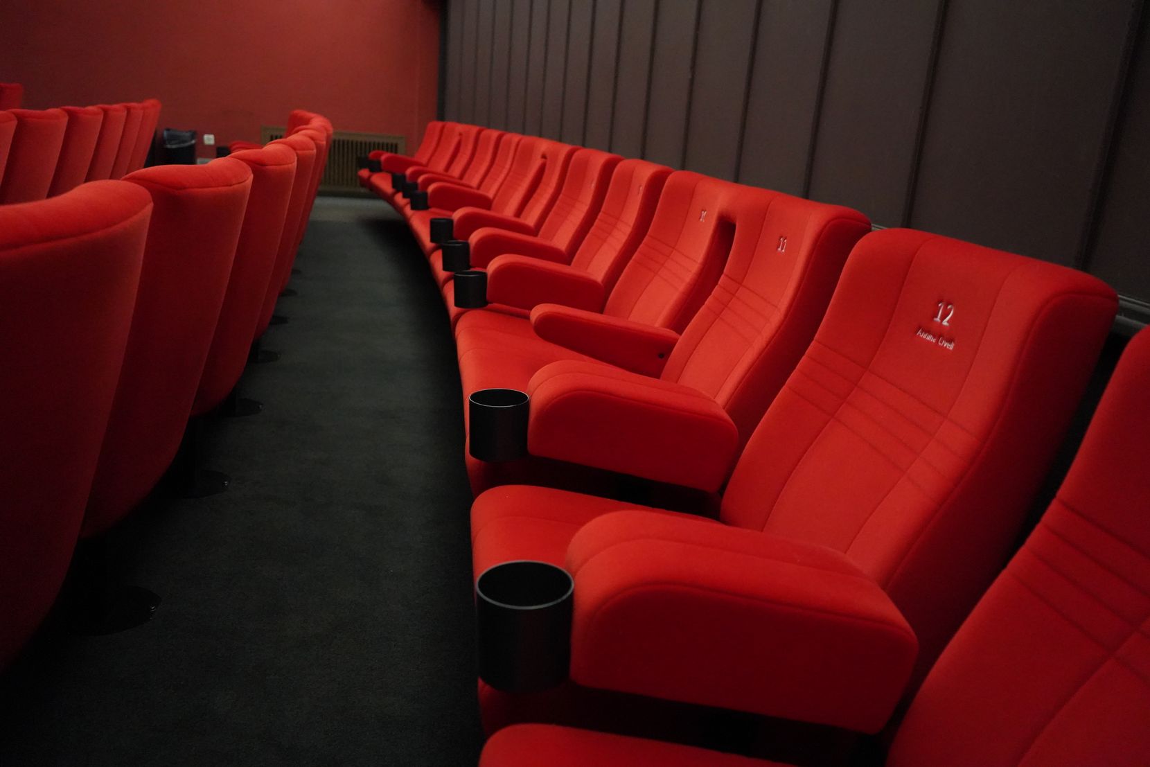 Rote Sessel im Kino Orion.