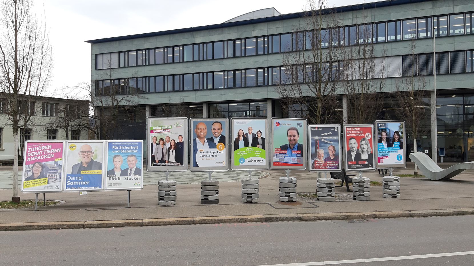 Wahlplakate beim Stadthaus vor den kantonalen Wahlen im Februar 2023
