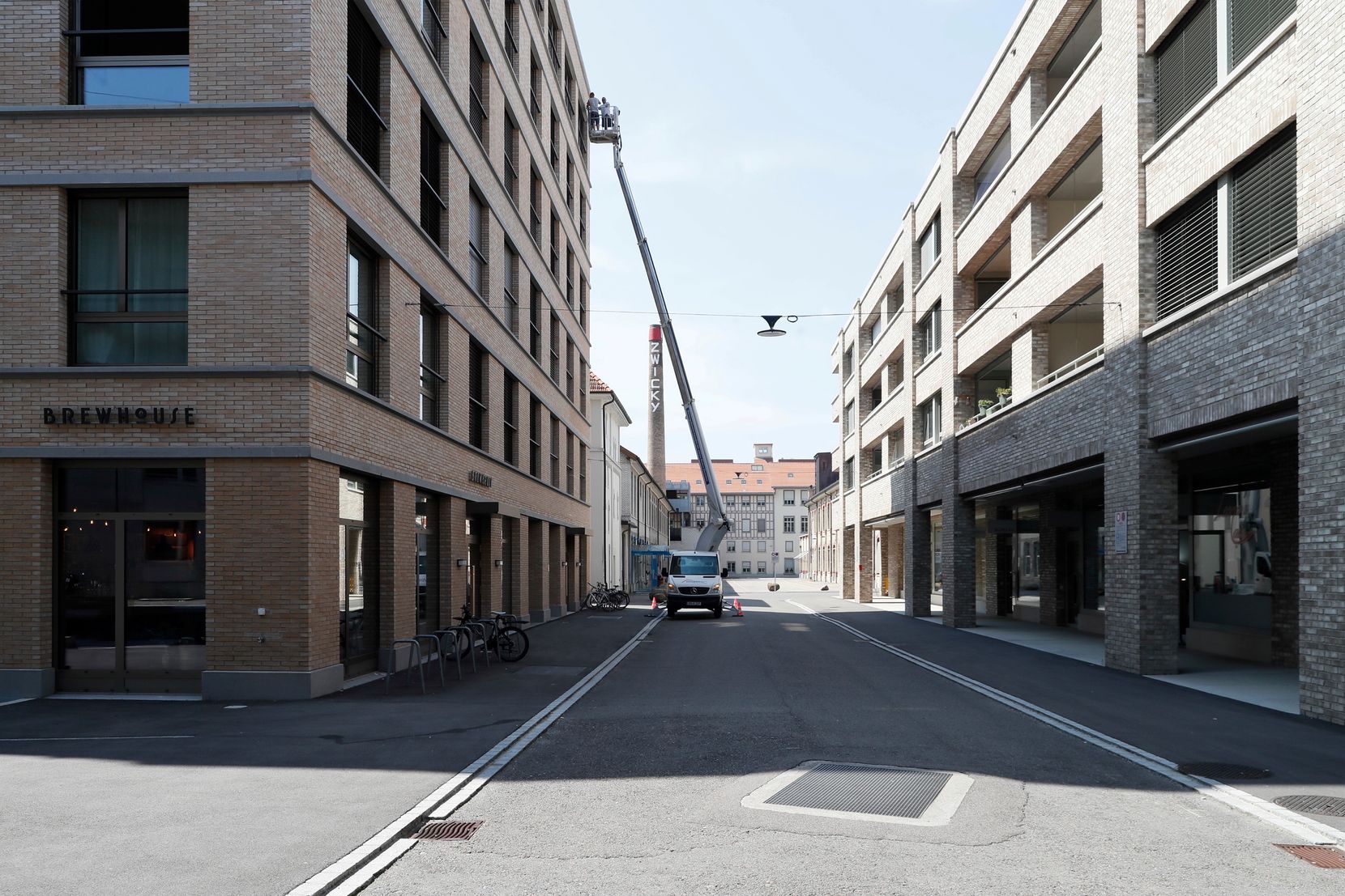 Blick auf eine Strasse mit Häusern.