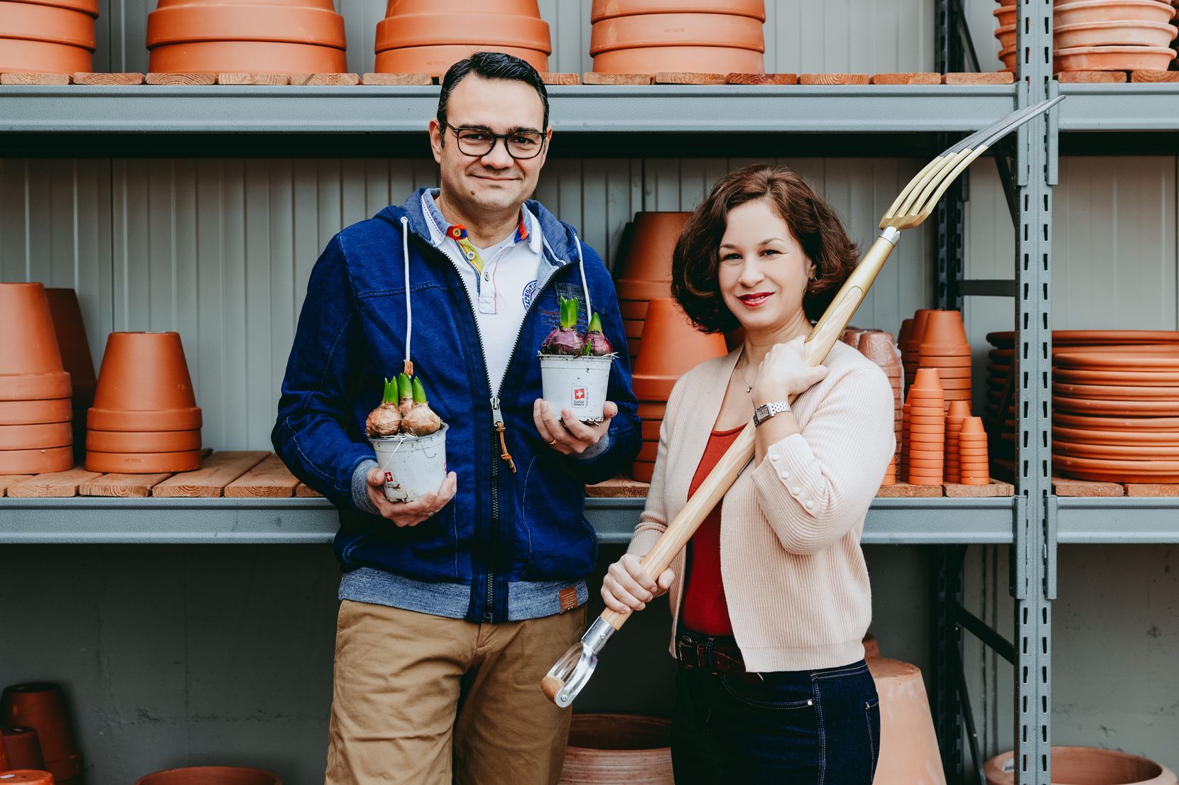 Mann und Frau vor Gartentöpfen