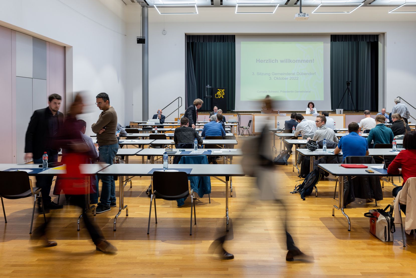 Szene aus der Sitzung des Dübendorfer Gemeinderats in einem Saal.