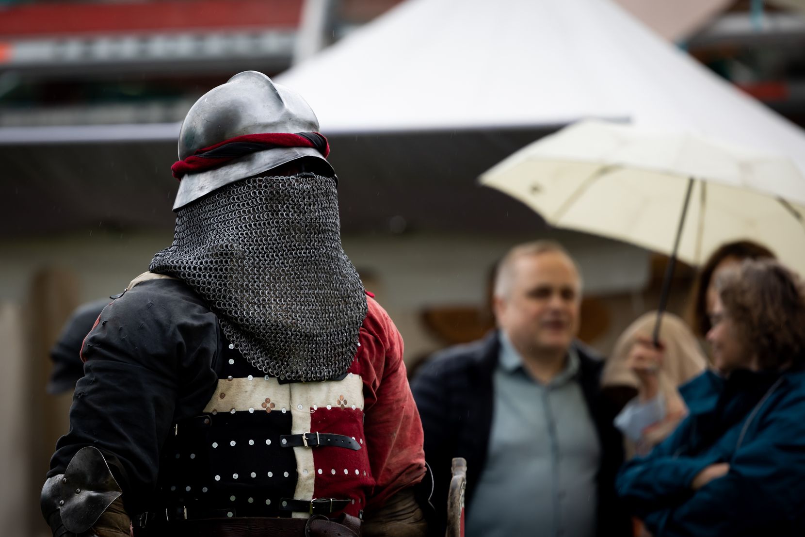 Ein Ritter mit kompletter Ausrüstung an einem Mittelaltermarkt.