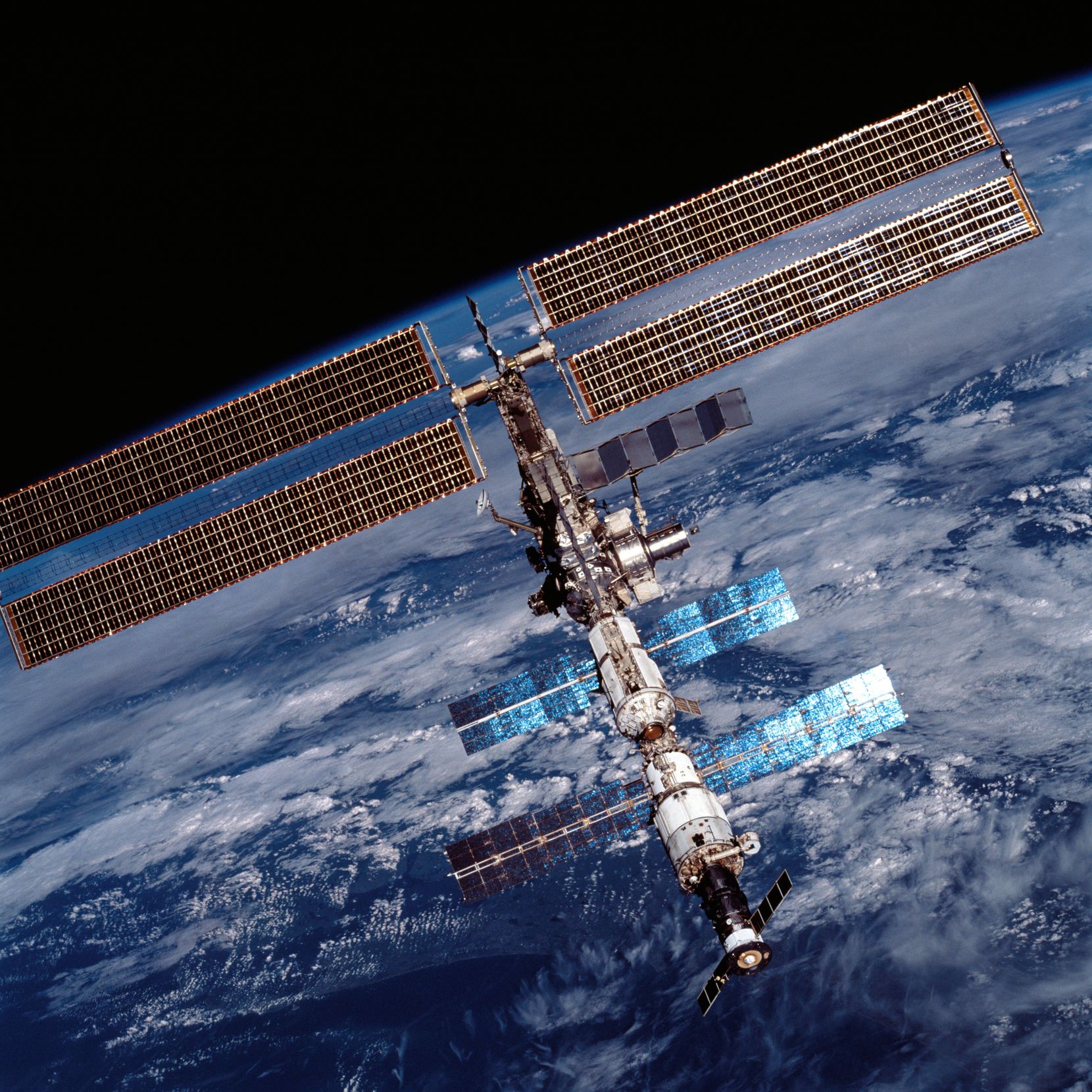 Blick auf eine Raumstation mit Sonnensegeln in einer Umlaufbahn um die Erde.